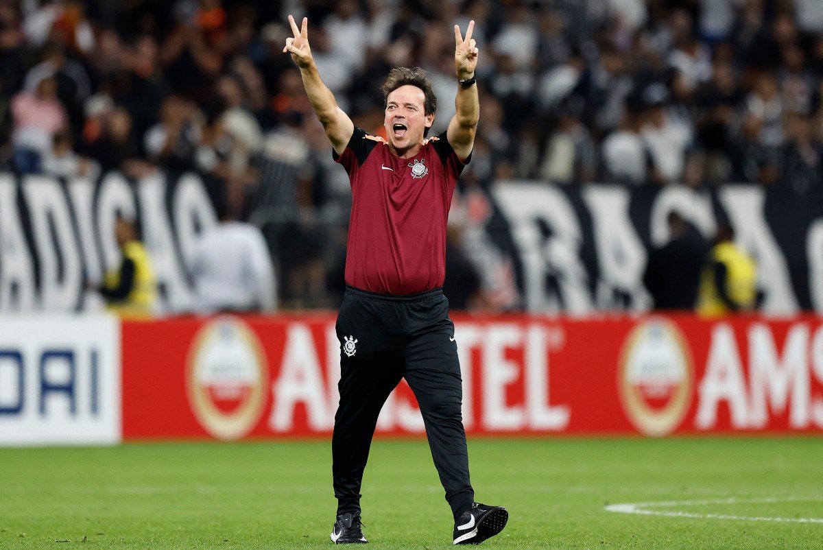 Diniz muda ambiente, ganha vestiário e dá sua cara em um mês de Corinthians