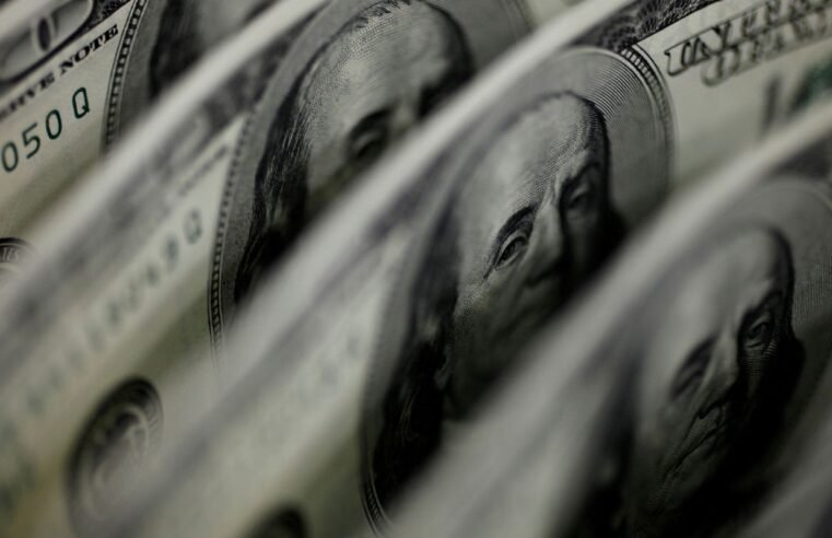 Dólar cai a R$ 4,91 e fecha no menor valor em 27 meses