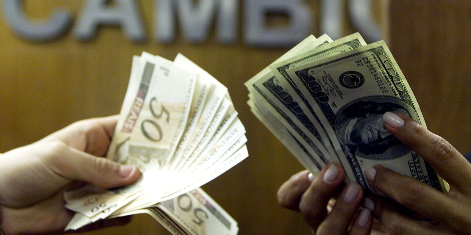 Dólar cai e fecha abaixo de R$ 5, após recuo de Trump no Irã