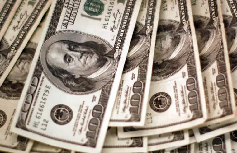 Dólar cai para R$ 5 e bolsa sobe com alívio no Oriente Médio
