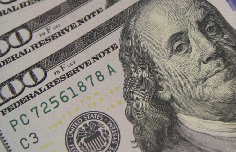 Dólar sobe a R$ 5,06, e bolsa cai com tensão global e ruído político