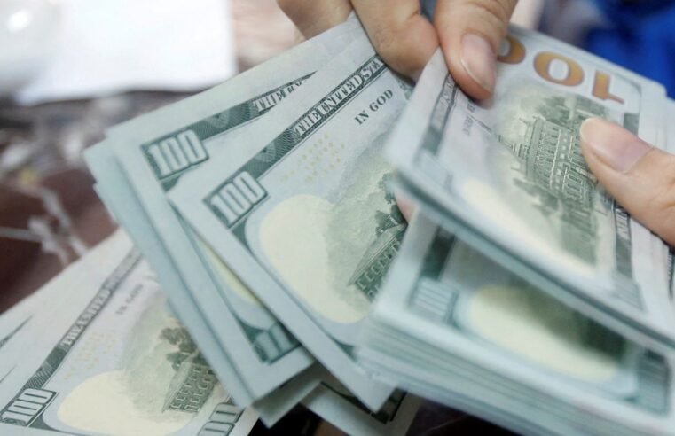 Dólar supera R$ 5 e bolsa cai quase 2% em dia de turbulência