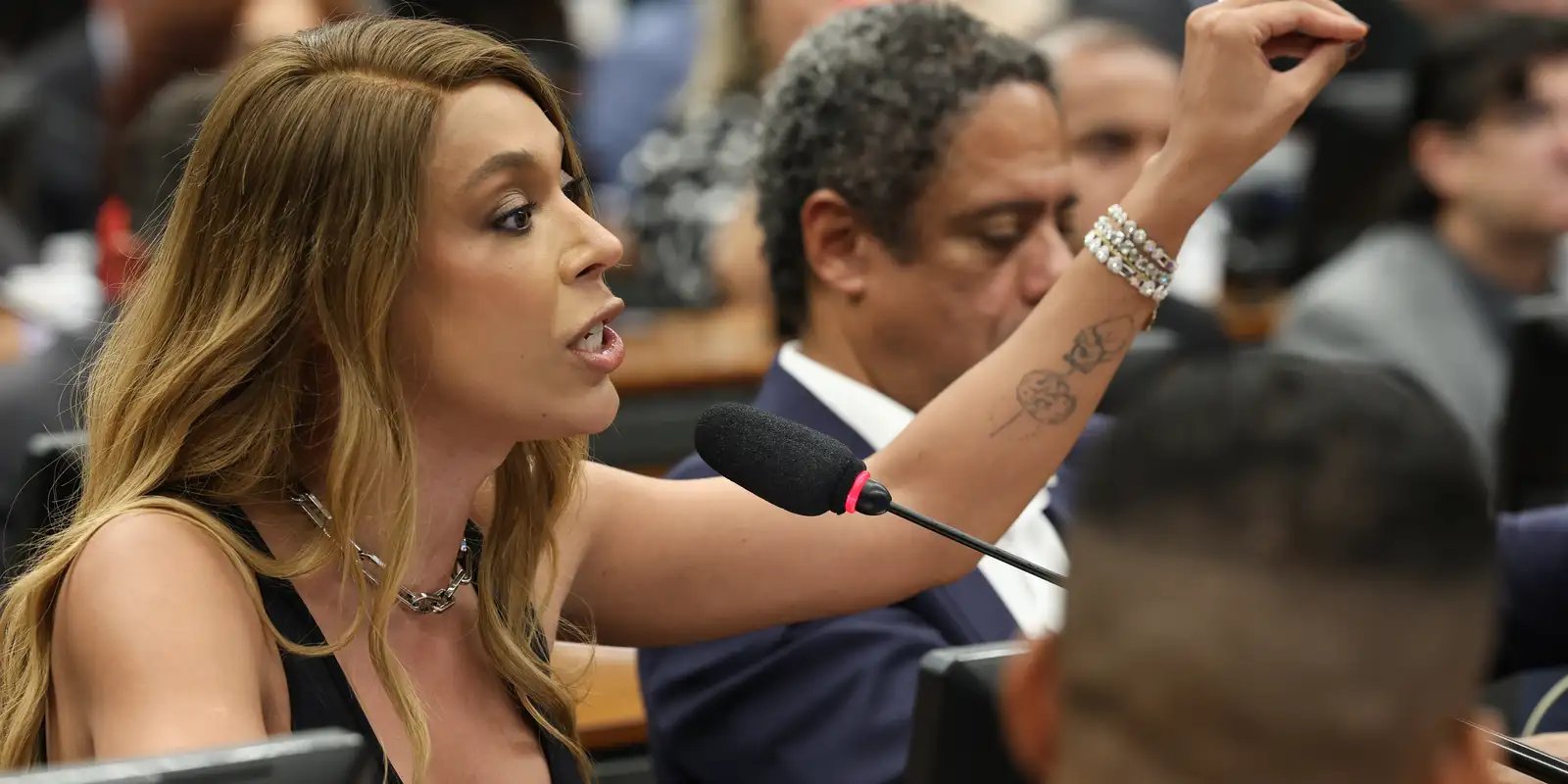 Erika Hilton rejeita negociação sobre compensações na PEC da 6×1 
