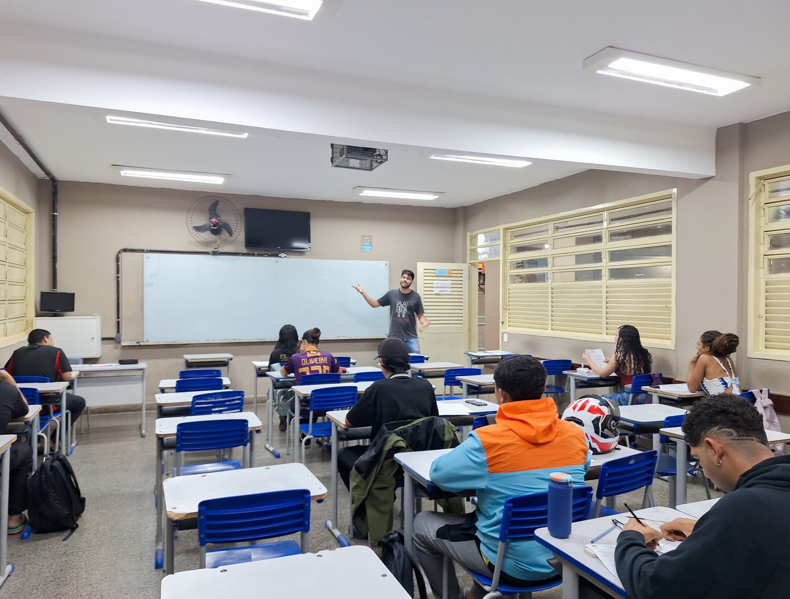 Escola em Recanto das Emas reduz evasão com ensino noturno flexível