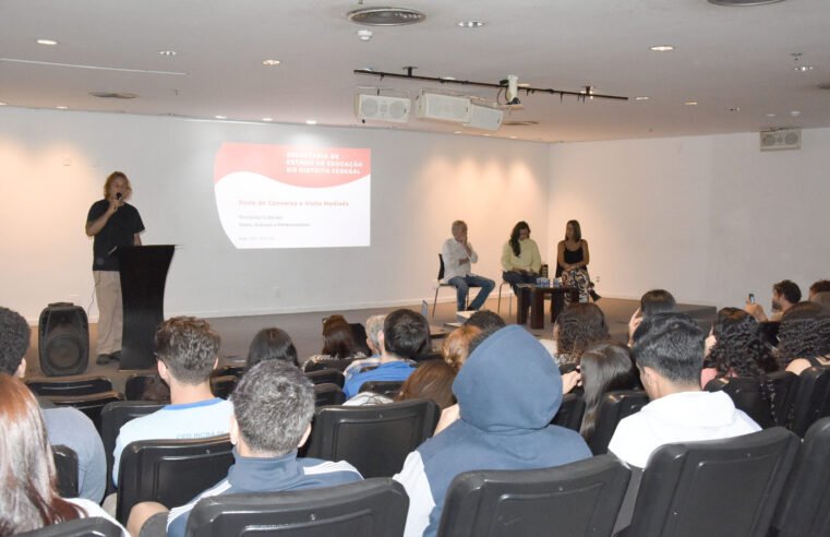 Estudantes discutem acesso à cultura em visita ao Museu da República