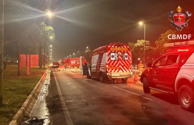 Fiat Punto pega fogo no Eixão Sul; trânsito é desviado
