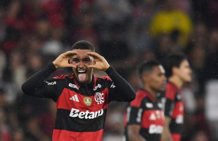 Flamengo supera desfalques, vence Coritiba e seca Palmeiras antes da Copa