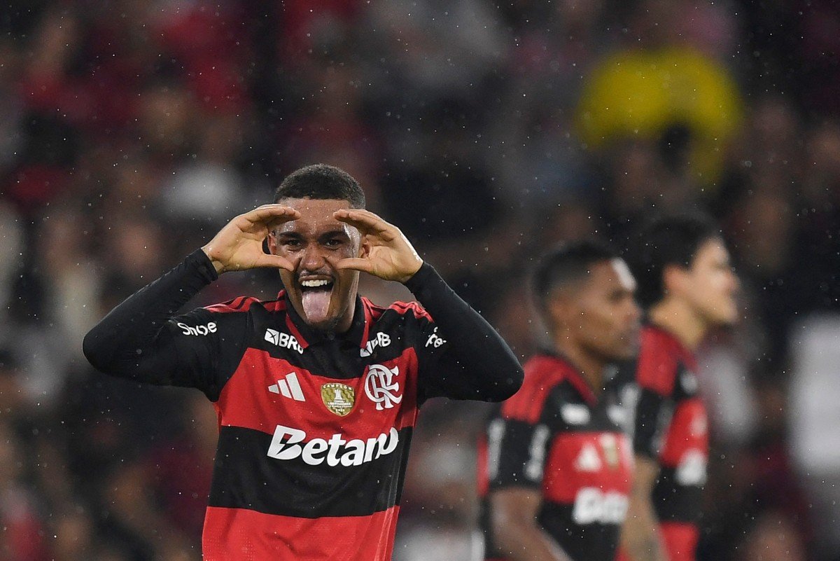 Flamengo supera desfalques, vence Coritiba e seca Palmeiras antes da Copa