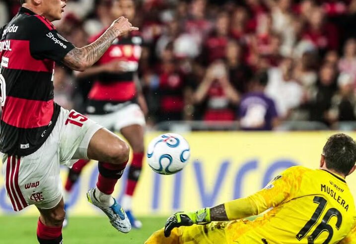 Flamengo vence Estudiantes no Maracanã e garante vaga nas oitavas da Libertadores