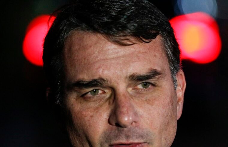 Flávio Bolsonaro admite cobrança a Vorcaro, mas nega crime
