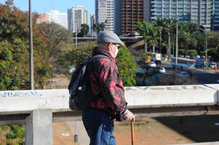 Frio pega brasilienses de surpresa e muda rotina no fim de semana