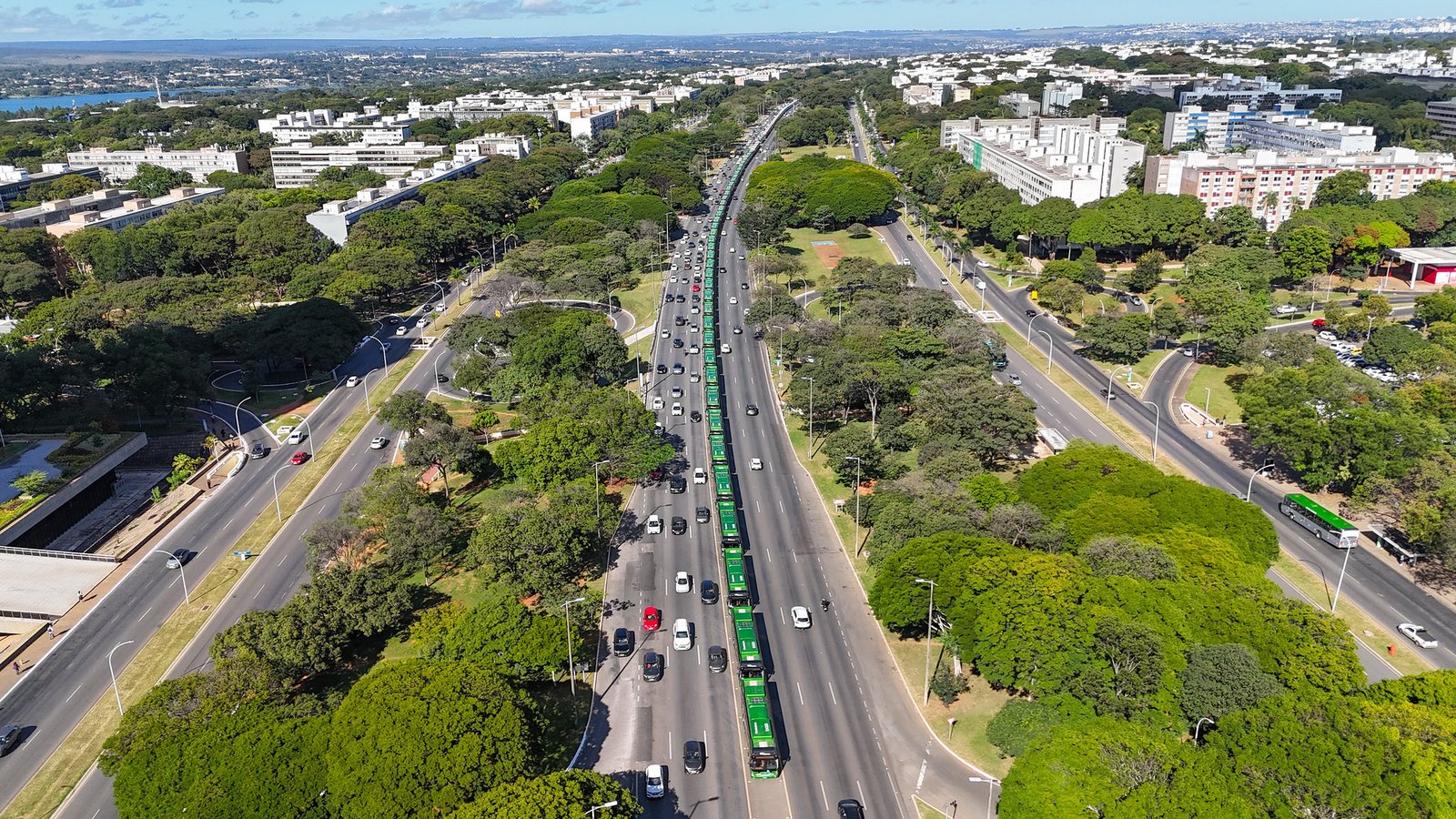 Frota renovada: GDF entrega 85 novos ônibus