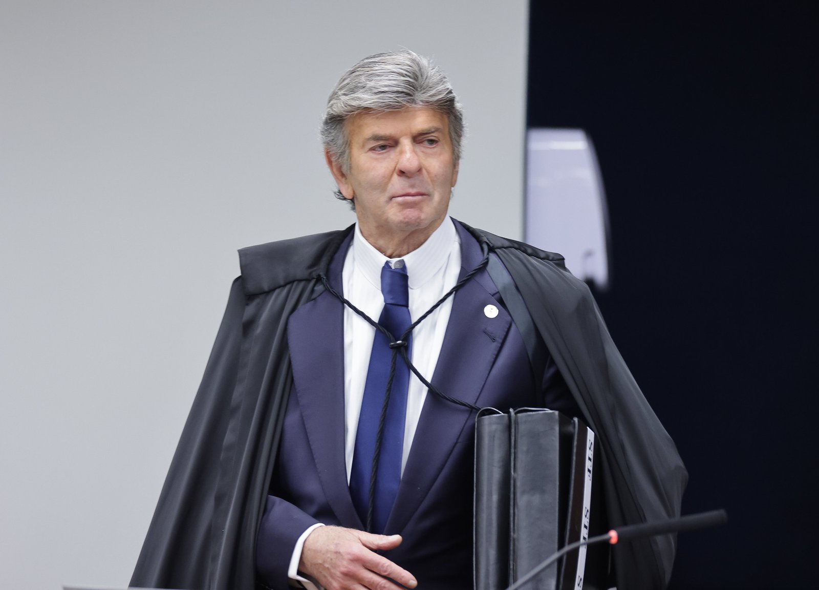 Fux tira sigilo de ação do GDF que busca aval da União para socorrer o BRB