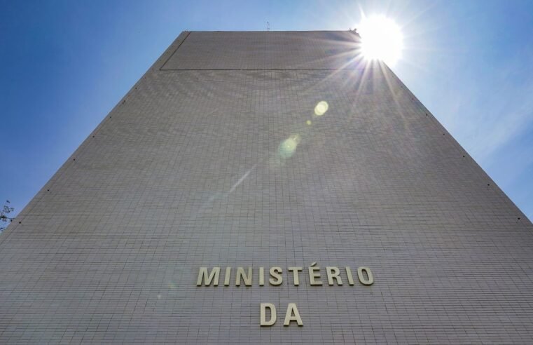 Governo bloqueia R$ 22,1 bi do Orçamento de 2026