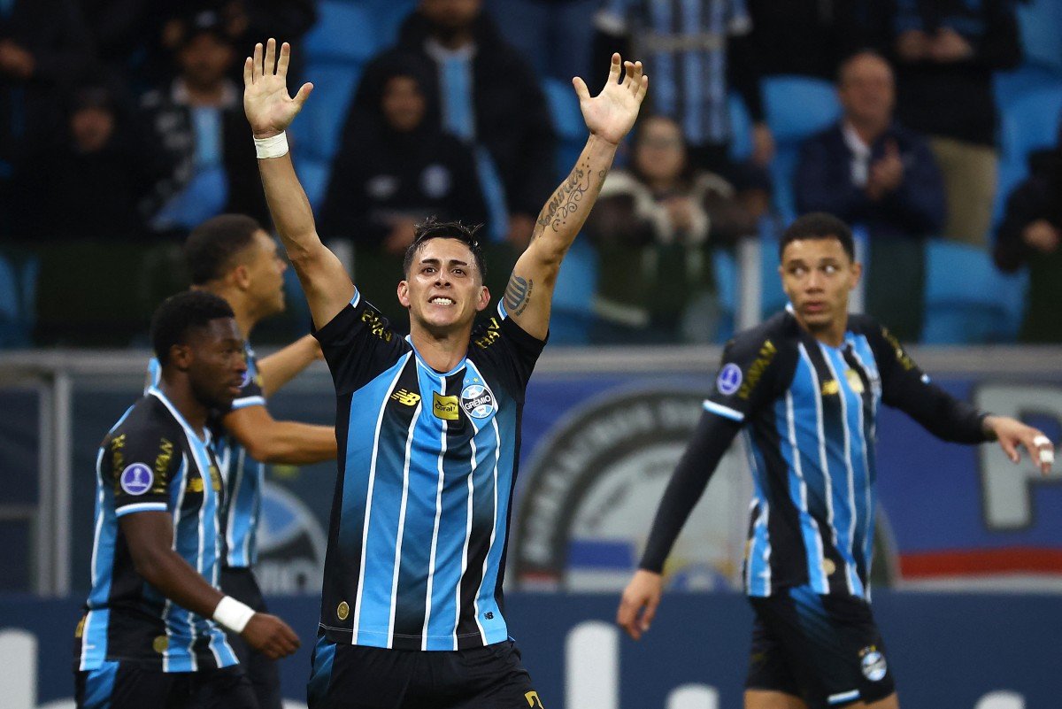 Grêmio vence de virada e empurra Santos para a zona de rebaixamento do Brasileirão