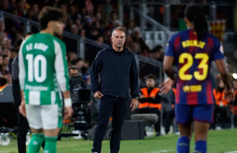 Hansi Flick renova com o Barcelona até 2028