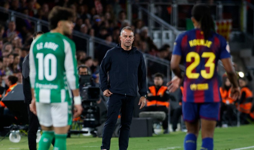Hansi Flick renova com o Barcelona até 2028
