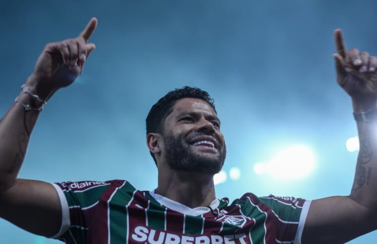Hulk é apresentado no Fluminense, pede ajuda a Fred e diz: ‘Venho com fome’