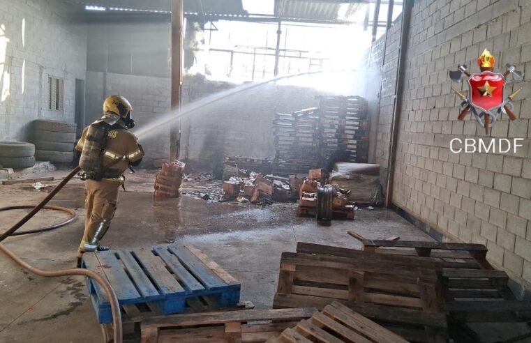Incêndio atinge galpão em Ceilândia e mobiliza bombeiros em Ceilândia