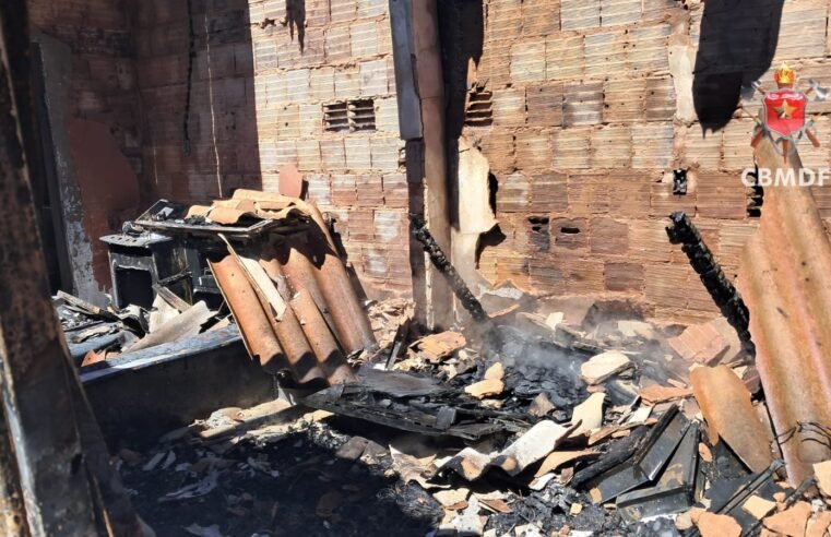 Incêndio atinge residência em Ceilândia e deixa morador ferido