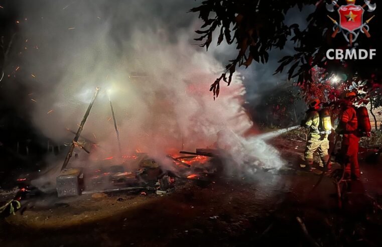 Incêndio atinge residência no Paranoá e ameaça rede elétrica na DF-250