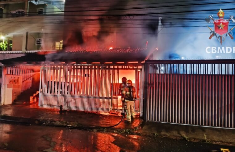 Incêndio destrói caminhonetes e atinge casa no Riacho Fundo II