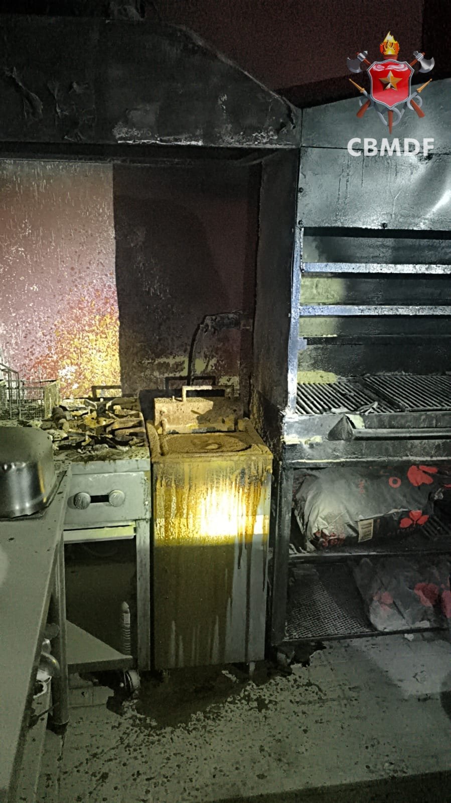 Incêndio em restaurante mobiliza bombeiros na Asa Sul durante a madrugada