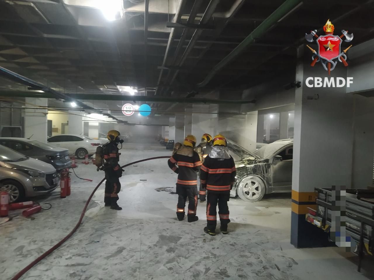 Incêndio em veículo dentro de garagem mobiliza bombeiros no Riacho Fundo