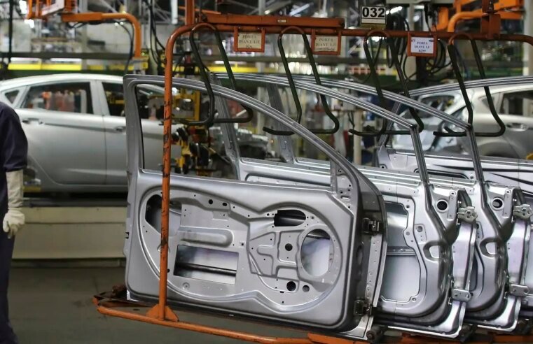 Indústria nacional varia 0,1% em março e acumula alta de 3,1% em 2026