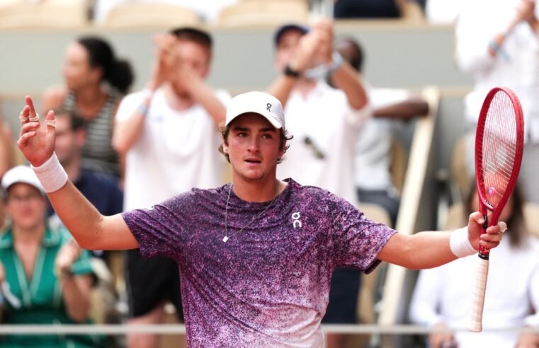João Fonseca busca reação histórica, vence quarto set e leva duelo com Djokovic ao set decisivo