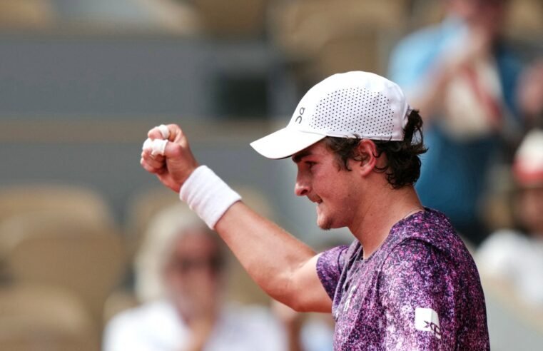 João Fonseca reage, vence terceiro set e mantém sonho vivo contra Djokovic em Roland Garros