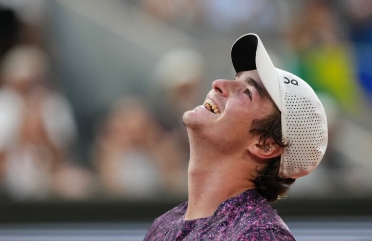 João Fonseca vira sobre Djokovic em Roland Garros e conquista maior vitória da carreira