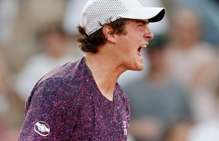 João Fonseca vira sobre croata e vai encarar Djoko em Roland Garros