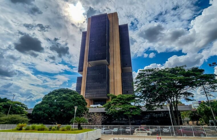 Juros pressionam a dívida mais que gastos públicos, dizem economistas