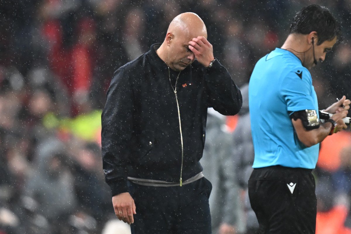 Liverpool demite técnico e segue reformulação no elenco