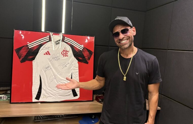 Manto sagrado: camisa do Flamengo assinada por jogadores será rifada em prol de projeto social