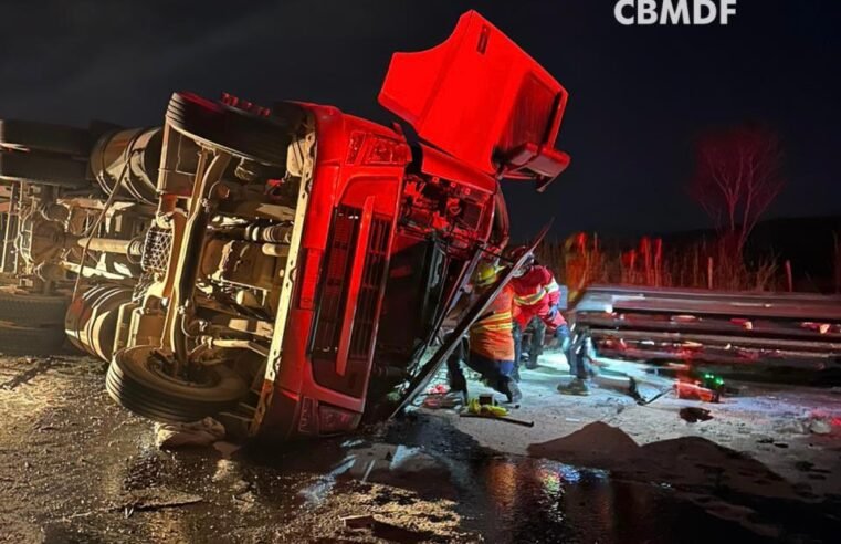 Motorista fica preso às ferragens após caminhão capotar na BR-060