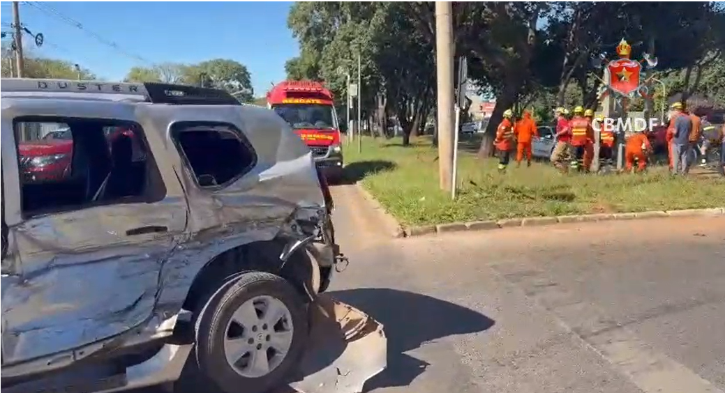 Mulher fica ferida após colisão entre veículos no Pistão Norte, em Taguatinga