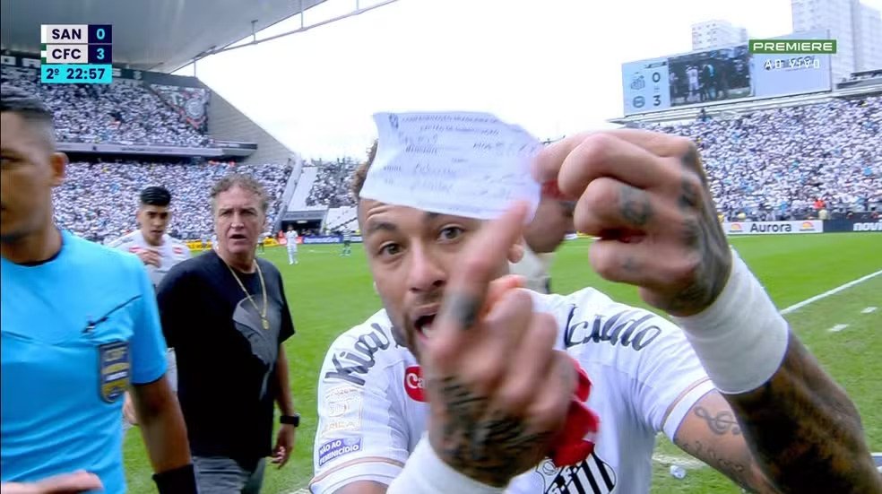Neymar é obrigado a deixar jogo contra o Coritiba após erro bizarro da arbitragem