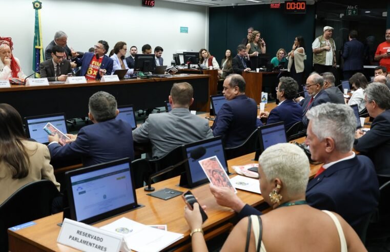 Oposição critica PEC do fim da escala 6×1 durante votação na Comissão