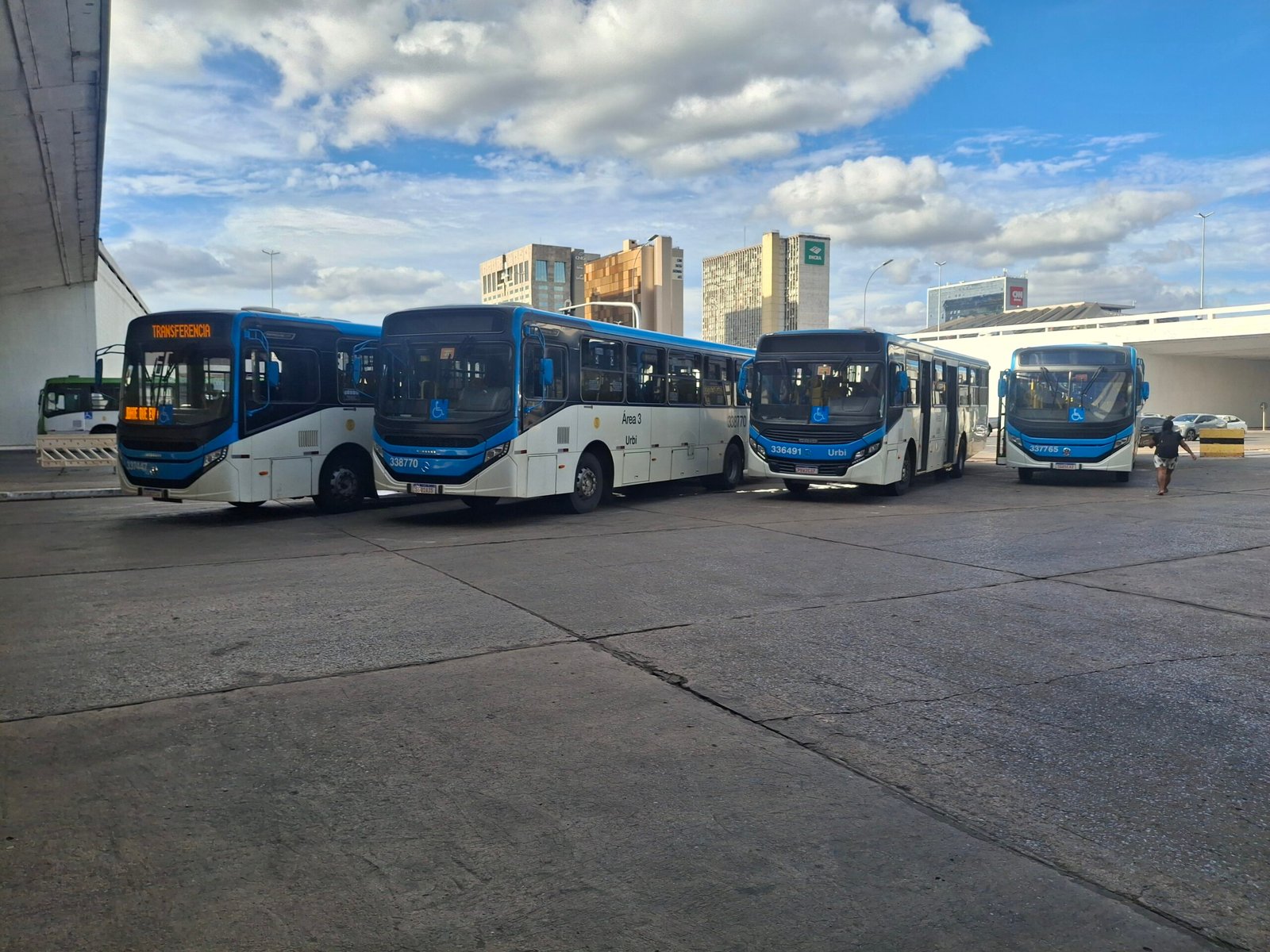 PCDF cumpre mandados contra suspeitos de vandalismo em ônibus no DF