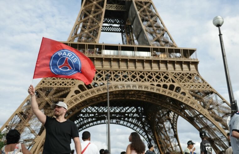 PSG é recebido por mais de 100 mil fãs em Paris após título da Champions