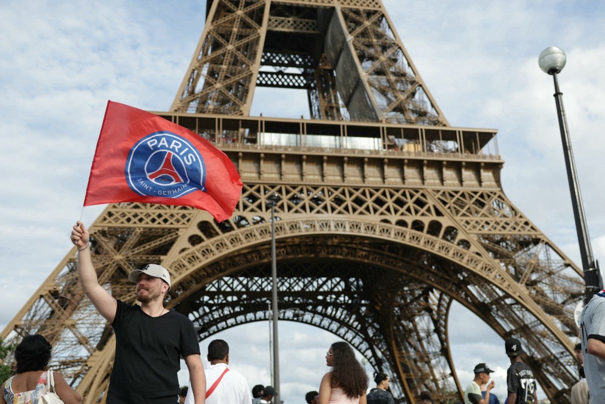 PSG é recebido por mais de 100 mil fãs em Paris após título da Champions