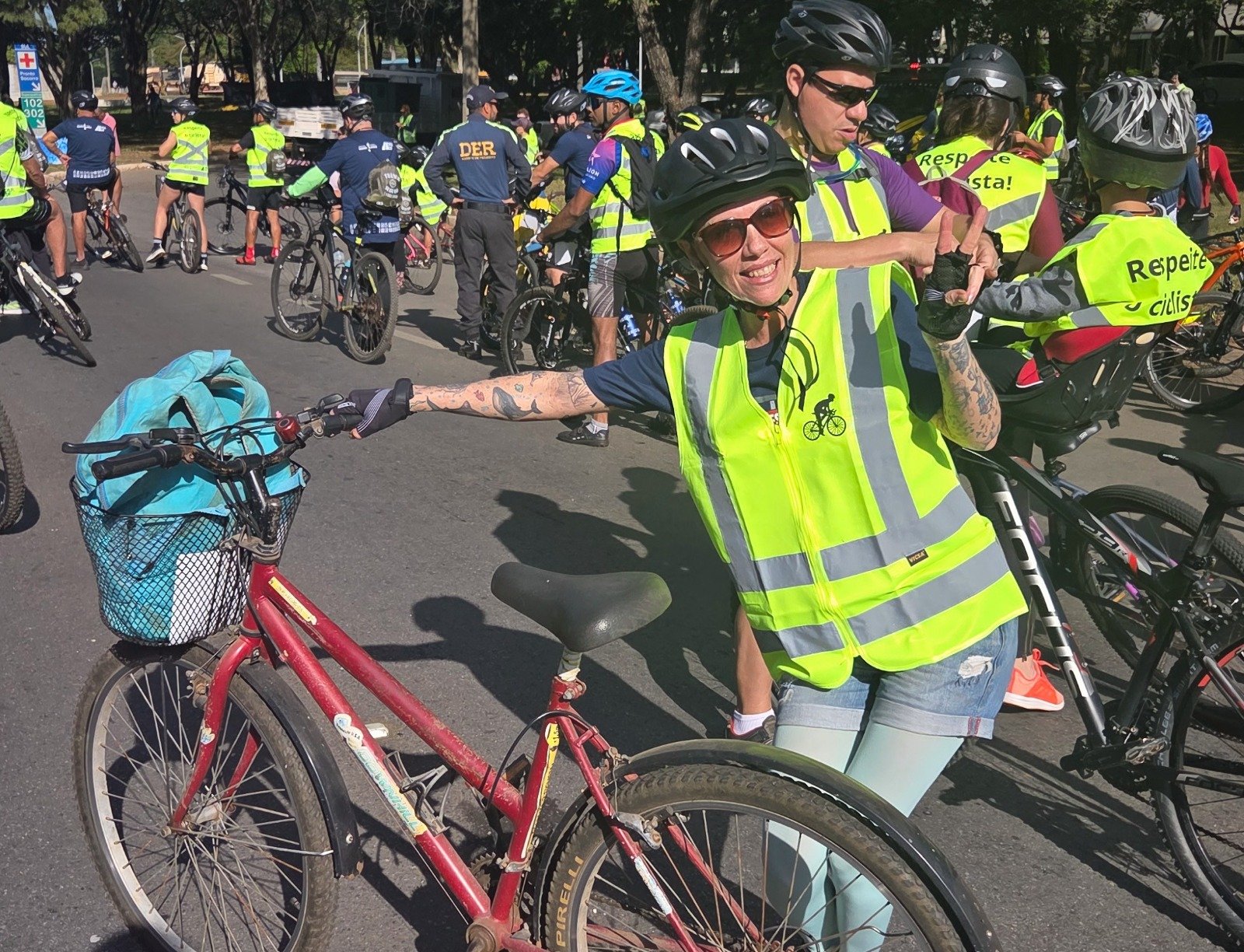Passeio com 700 ciclistas encerra campanha Maio Amarelo no Eixão Sul