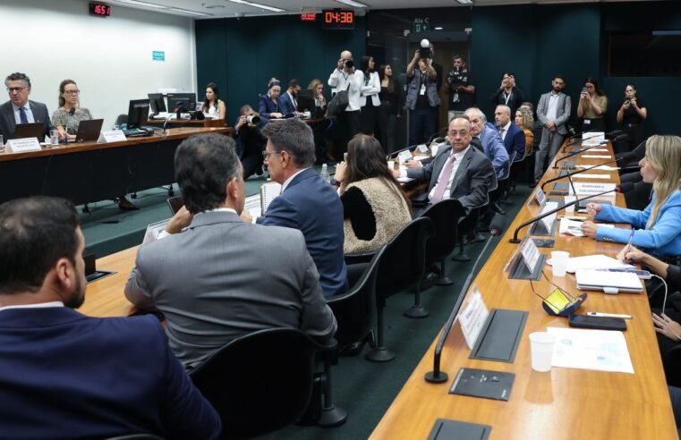 Pedido de vista adia votação da PEC do fim da escala 6X1