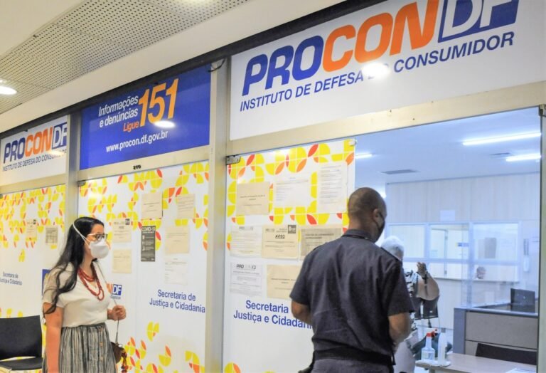 Procon-DF multa Claro e Vivo por falhas no sinal no DF