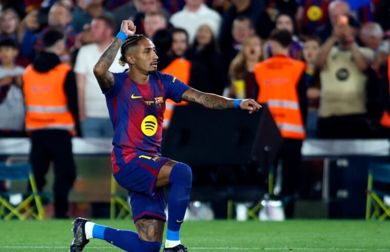Raphinha marca dois, e Barcelona vence Betis na despedida de Lewandowski