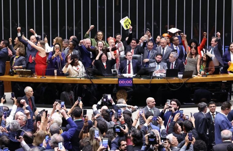 Saiba como votaram os deputados na PEC que acaba com a escala 6×1