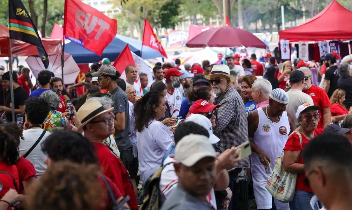 Sindicatos protestam contra escala 6×1 no Dia do Trabalhador em Brasília