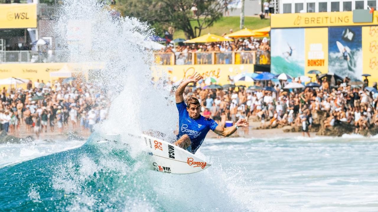 Tubarão paralisa etapa do Mundial de Surfe após vitórias de Medina e cia